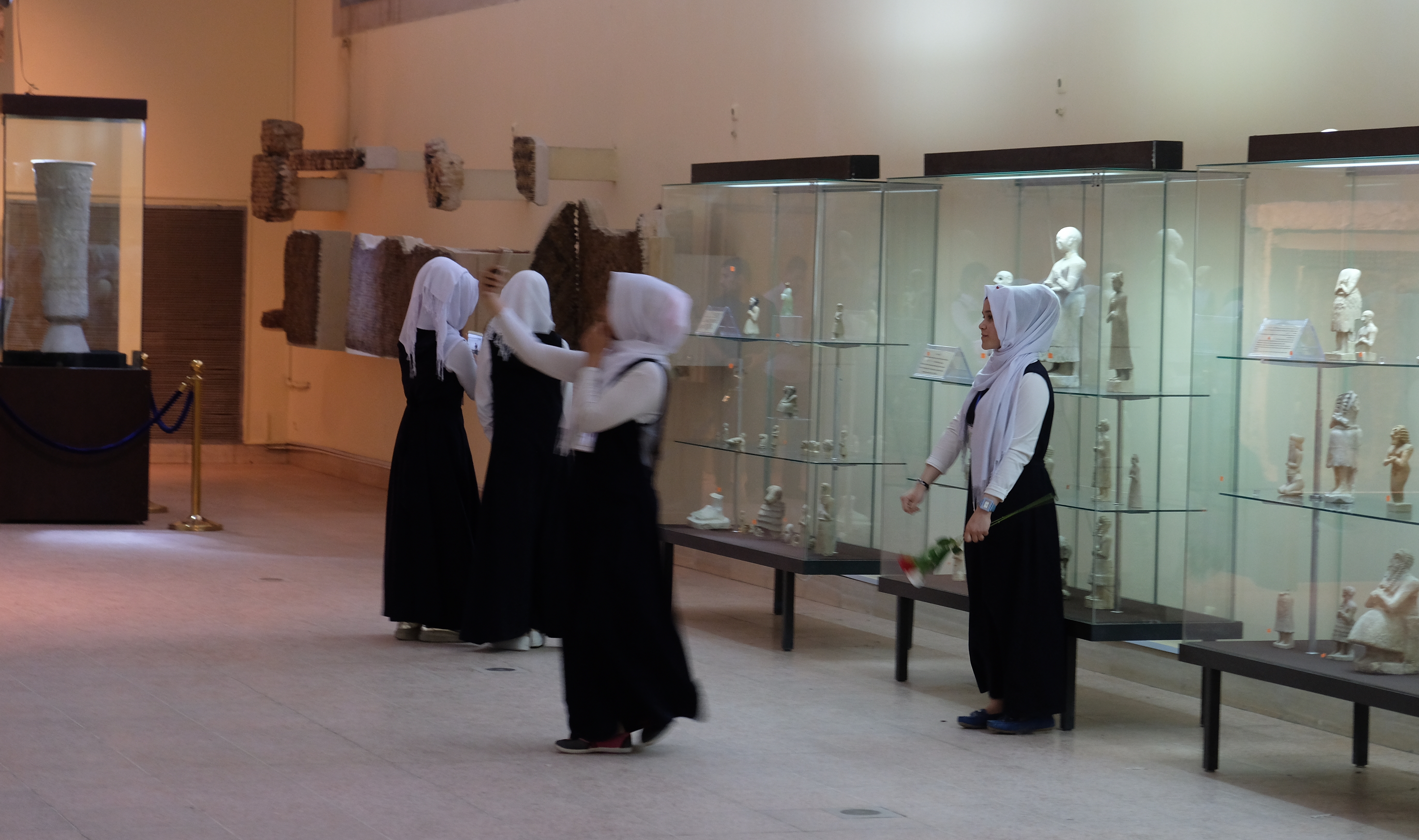 Giovani visitatrici della galleria sumerica all’Iraq Museum